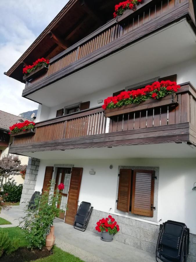 Appartamento Con Giardino Carisolo Bagian luar foto