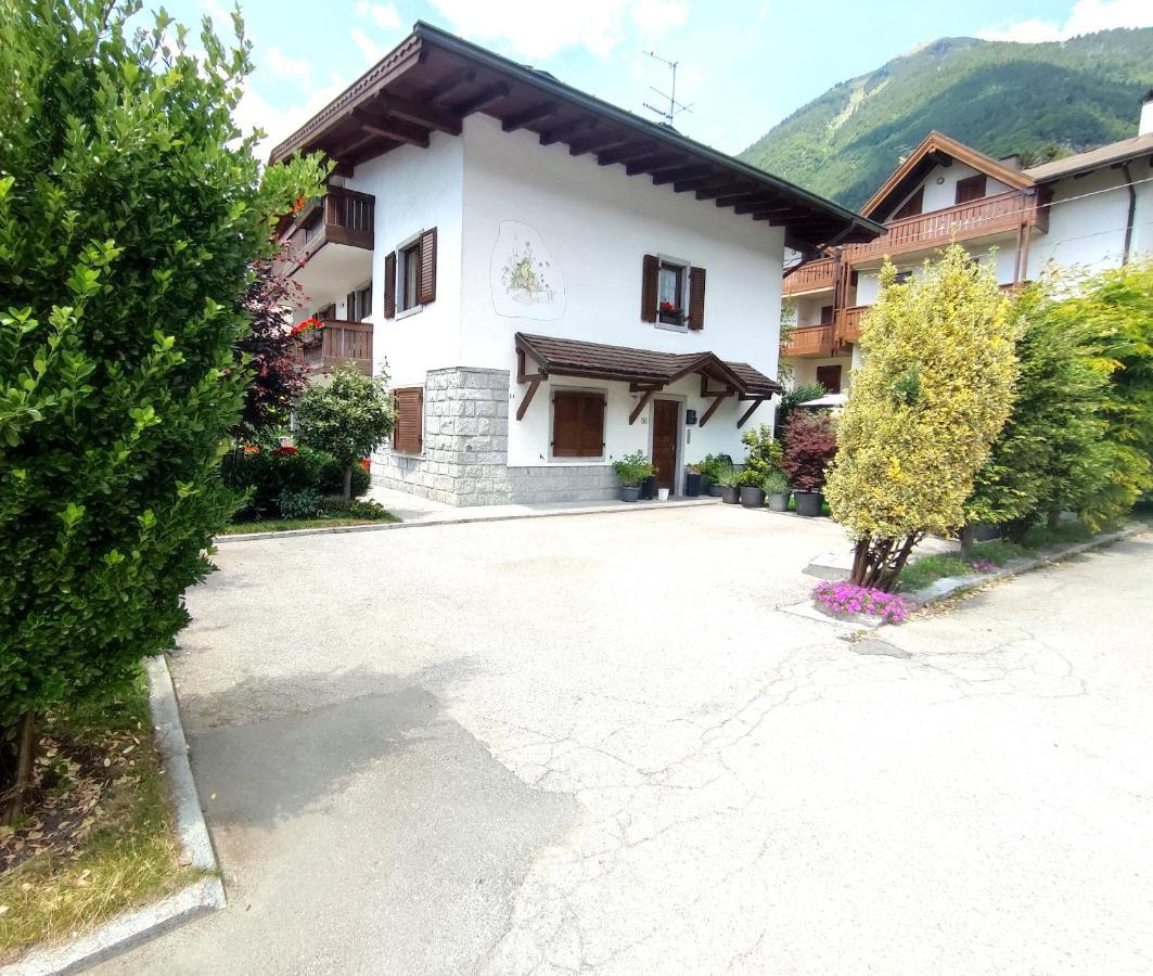 Appartamento Con Giardino Carisolo Bagian luar foto