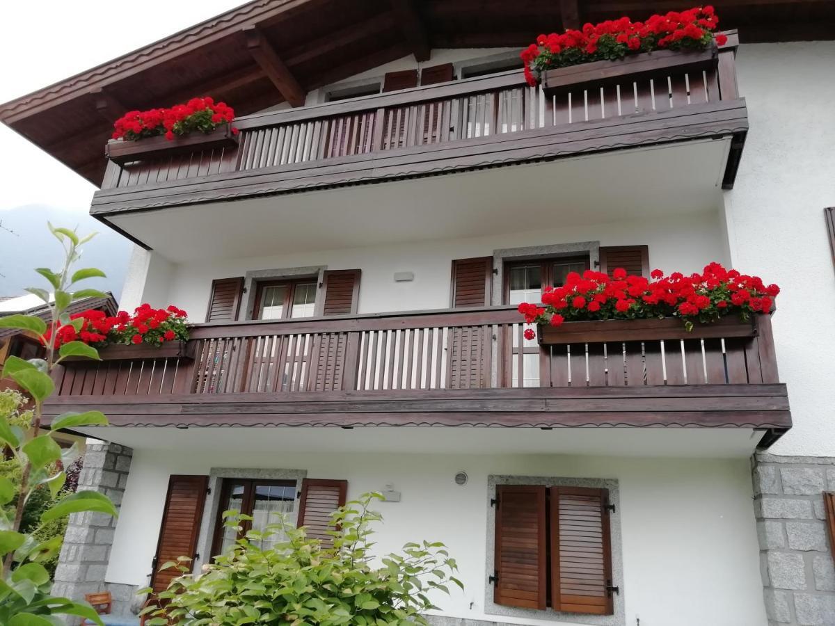 Appartamento Con Giardino Carisolo Bagian luar foto